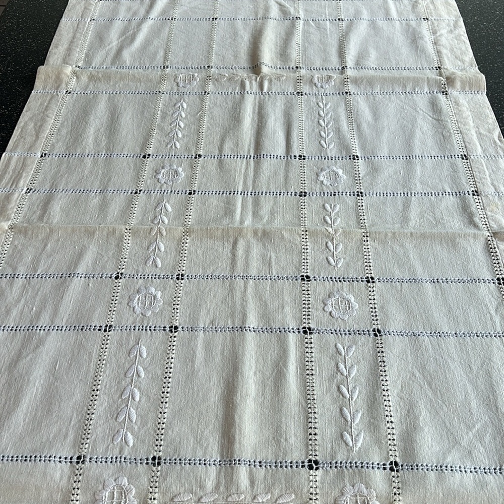 Linen table runner - Picture 3 of 7